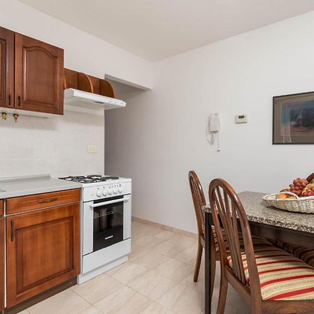 1 Bedroom Cozy Apartment In Ičići Buitenkant foto