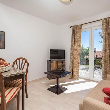 1 Bedroom Cozy Apartment In Ičići Buitenkant foto
