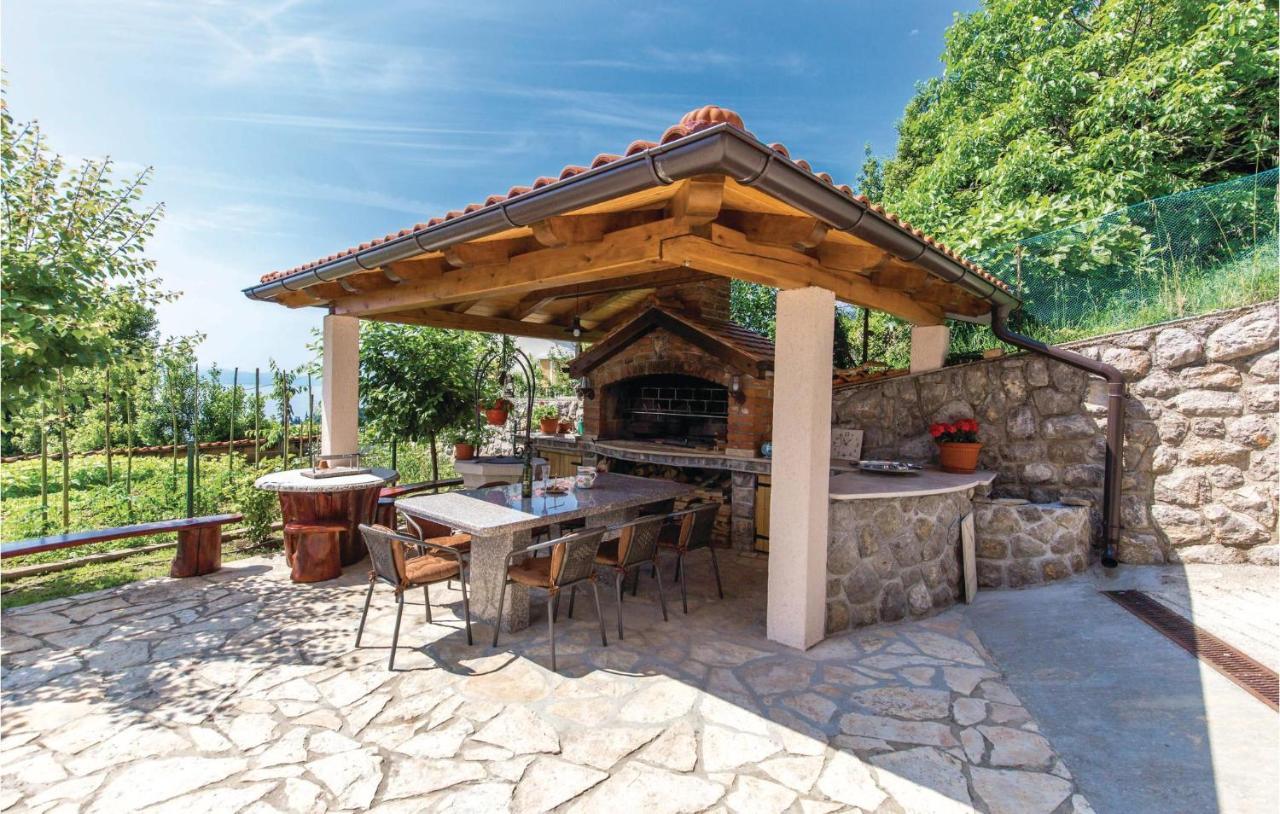 1 Bedroom Cozy Apartment In Ičići Buitenkant foto
