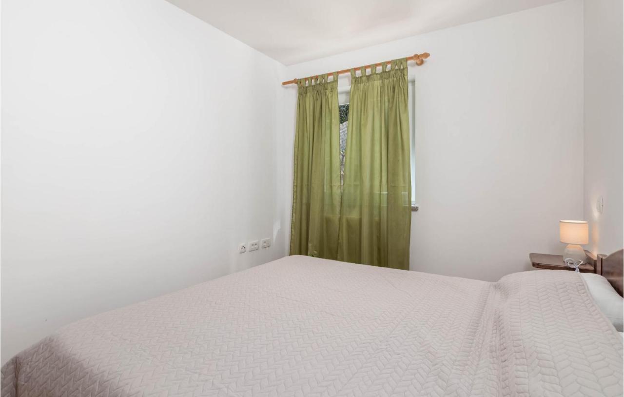 1 Bedroom Cozy Apartment In Ičići Buitenkant foto