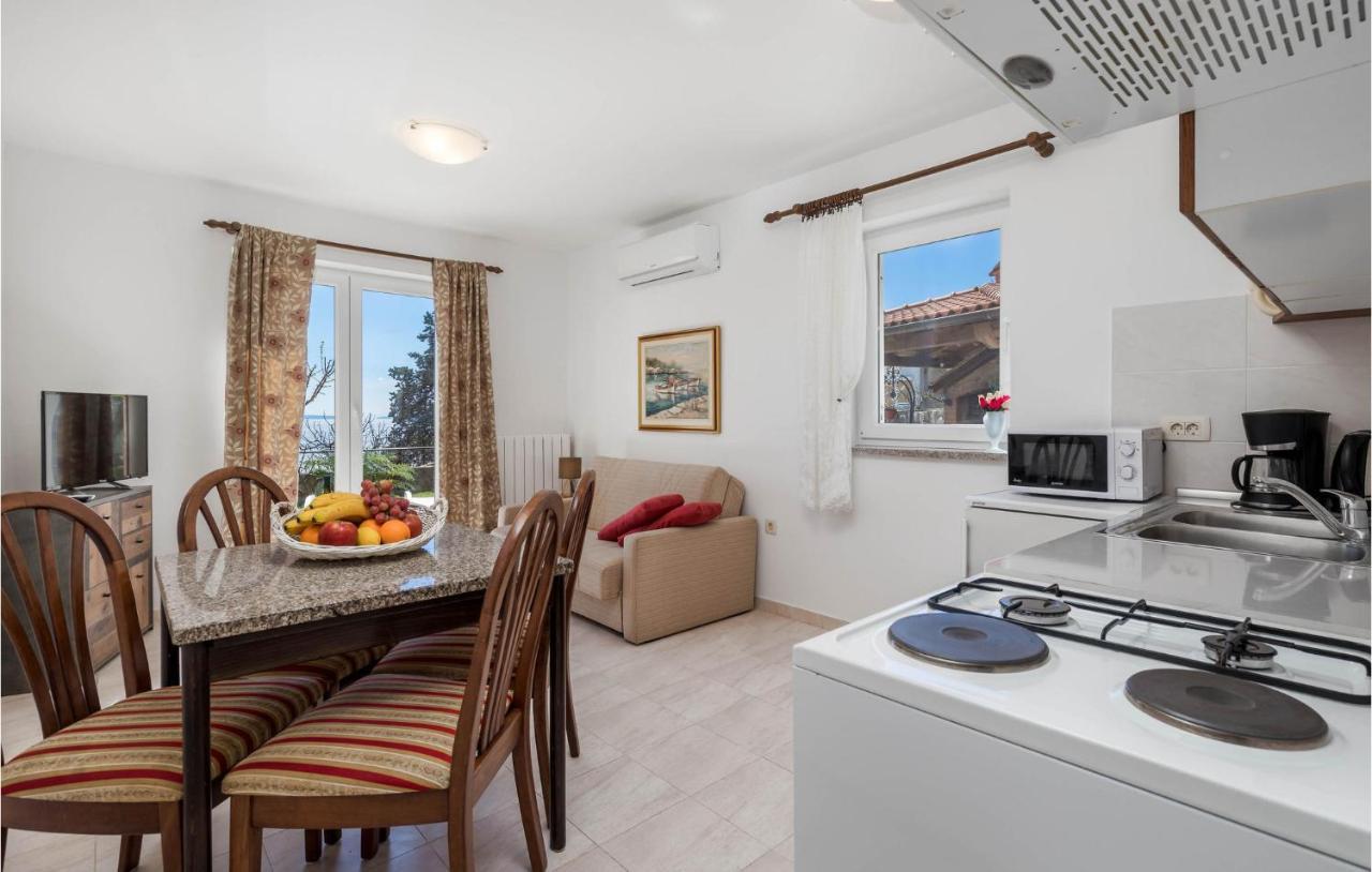 1 Bedroom Cozy Apartment In Ičići Buitenkant foto