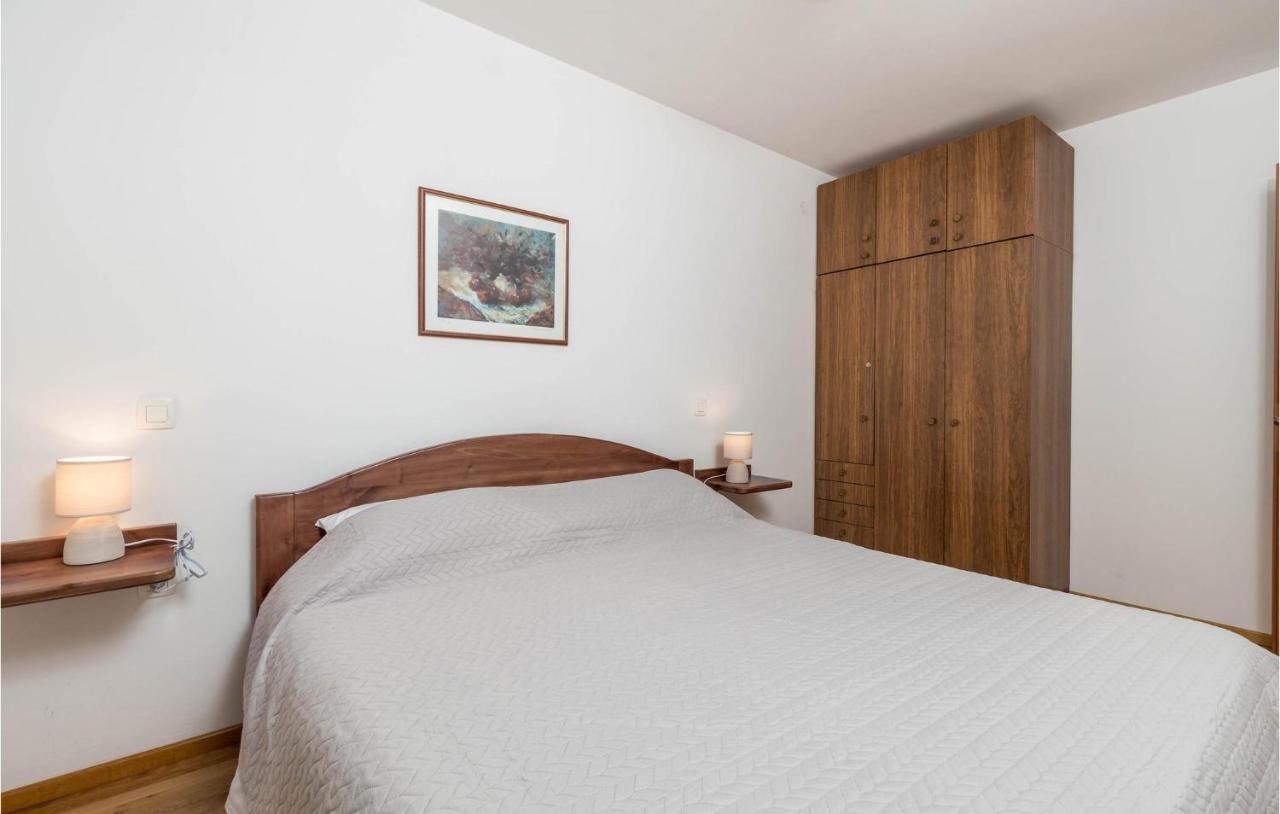 1 Bedroom Cozy Apartment In Ičići Buitenkant foto