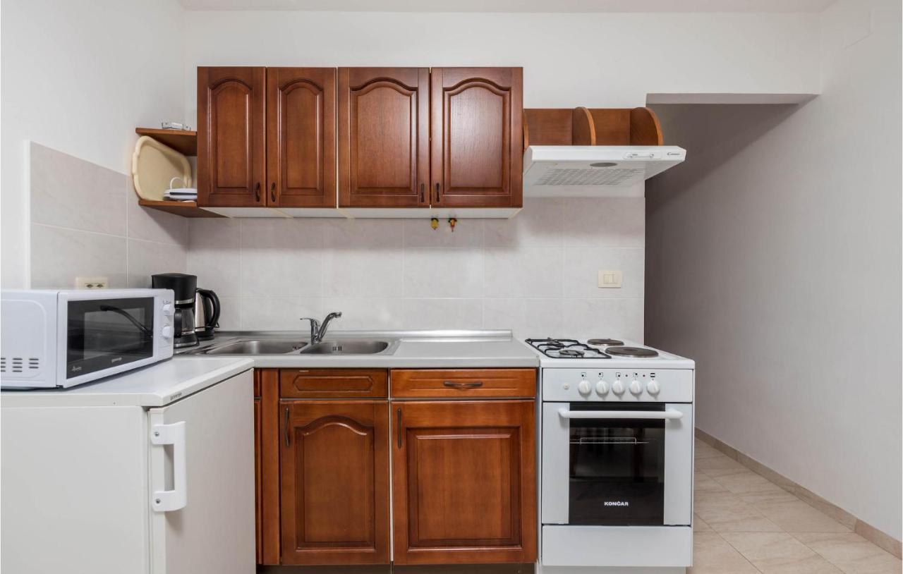 1 Bedroom Cozy Apartment In Ičići Buitenkant foto