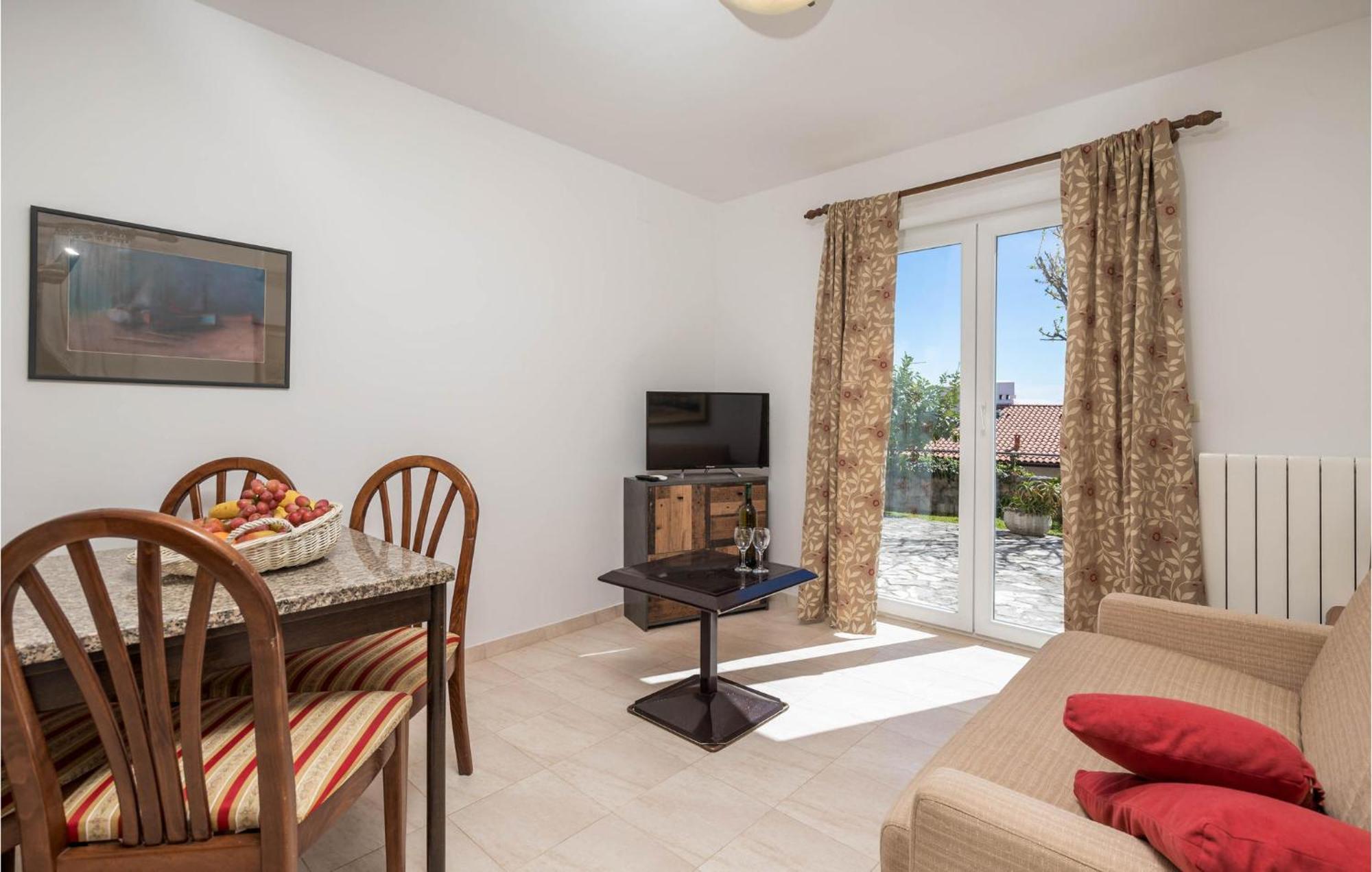 1 Bedroom Cozy Apartment In Ičići Buitenkant foto