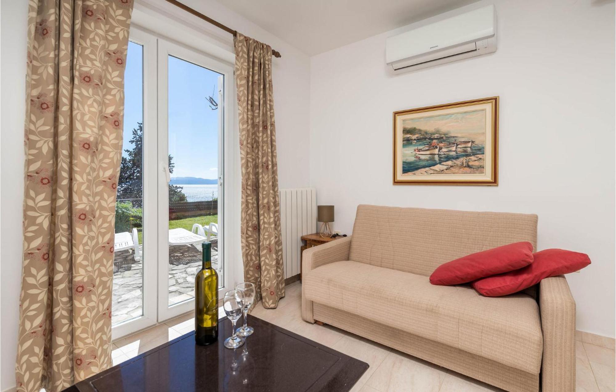 1 Bedroom Cozy Apartment In Ičići Buitenkant foto