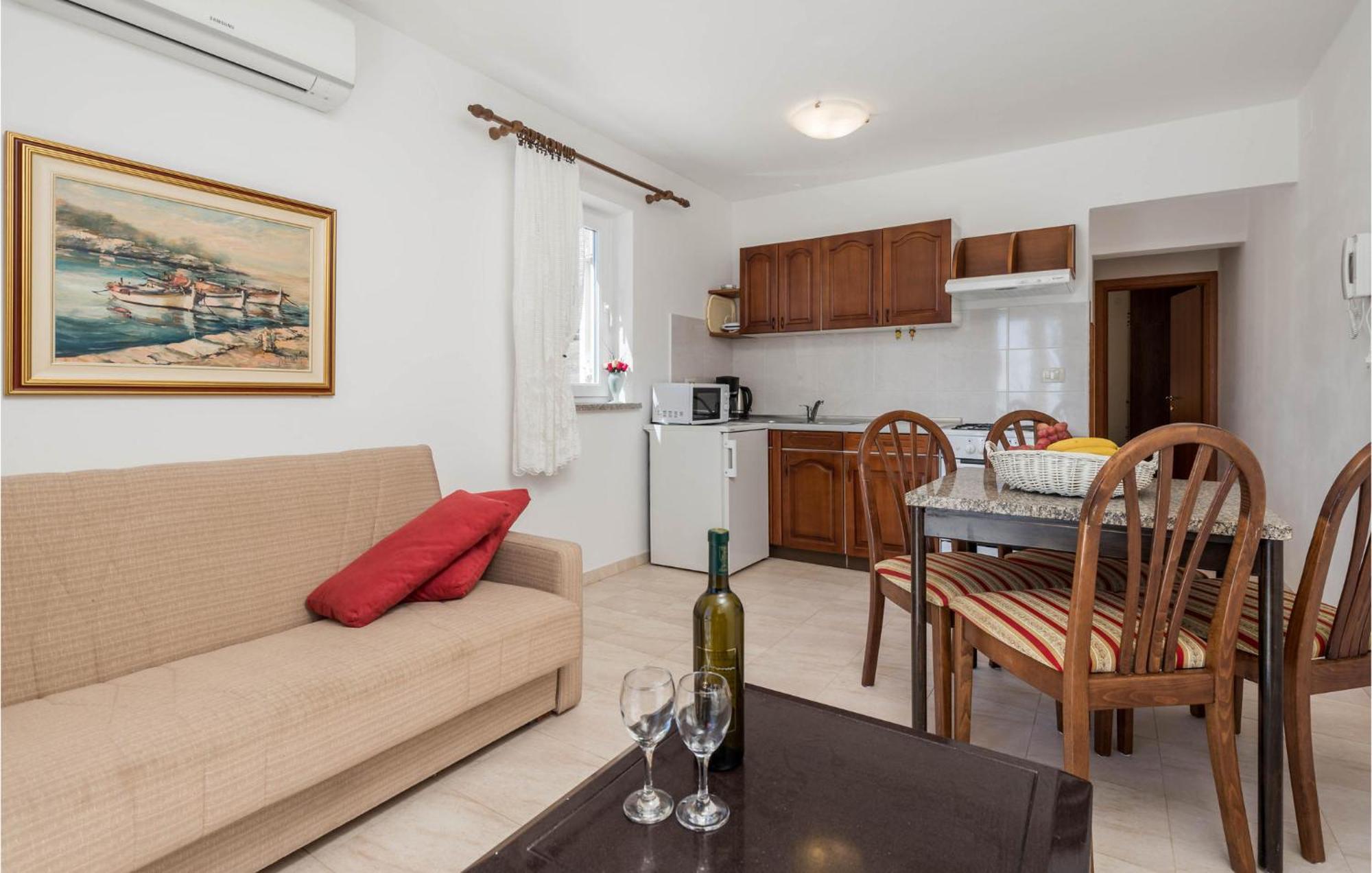 1 Bedroom Cozy Apartment In Ičići Buitenkant foto